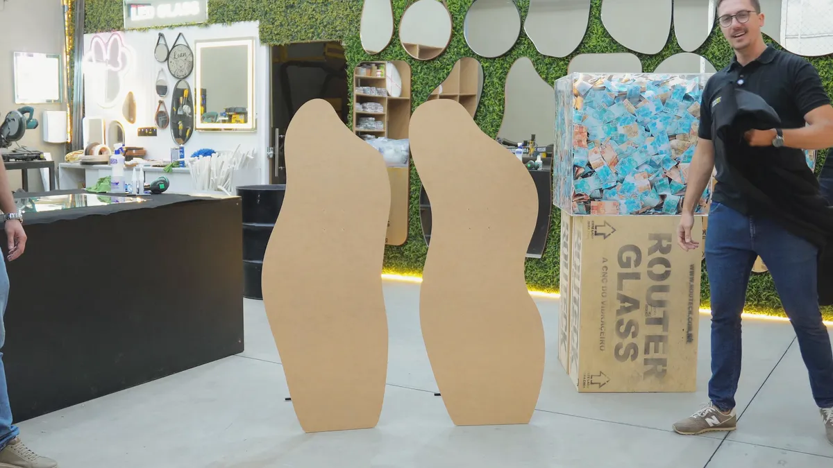 Los dos moldes de forma orgánica del tercer reto de la Arena del Vidrio, junto a Leandro Caldas
