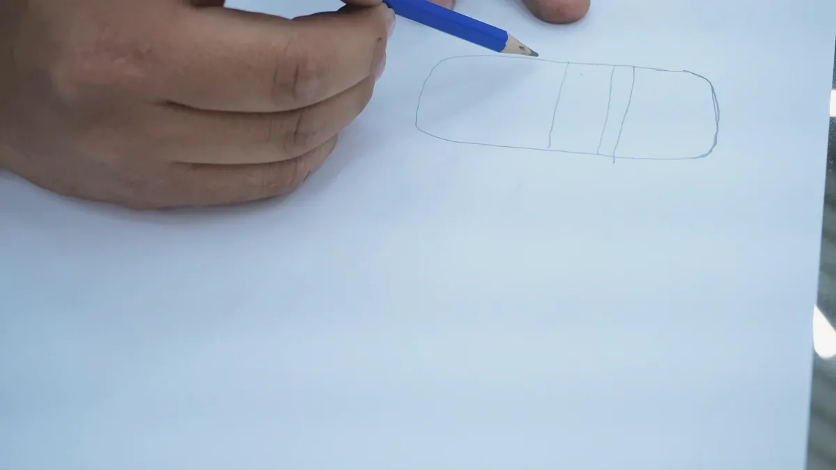 Mão desenhando a lápis um esboço retangular em papel branco