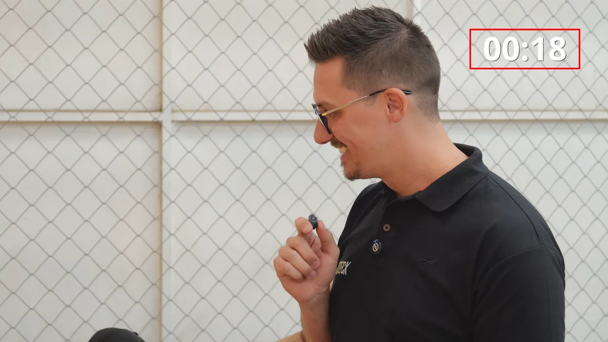 Leandro Caldas com o microfone entrevistando a plateia da Arena do Vidro